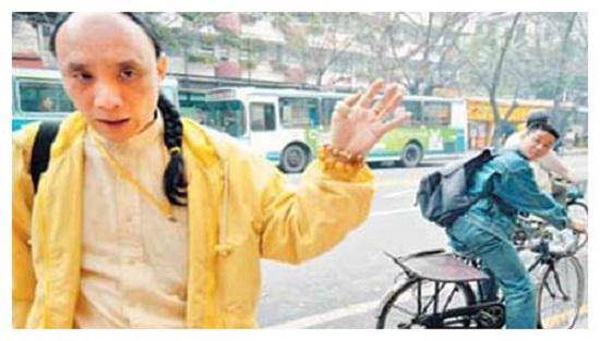 Cháu đời thứ 10 của thân vương nhà Thanh náo loạn ga tàu, đòi đặc quyền của hoàng gia - 2