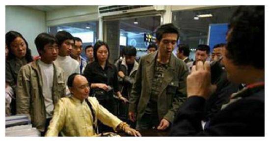 Cháu đời thứ 10 của thân vương nhà Thanh náo loạn ga tàu, đòi đặc quyền của hoàng gia - 4