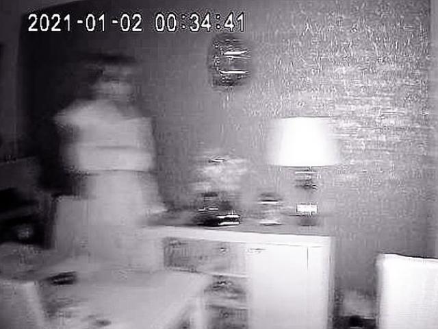 Kiểm tra camera lúc 3h sáng, cặp vợ chồng hốt hoảng phát hiện bóng dáng cô dâu ma