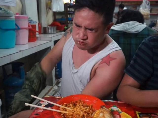 Mì cay tử thần có thể gây mất thính giác được làm từ loại mì bán đầy ở VN