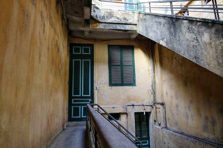 Tổng diện tích căn nhà khoảng 200m2, được xây 3 tầng với 12 phòng. Trong đó toàn bộ tầng 1 xưa là nơi buôn bán tơ lụa của gia đình, các phòng còn lại lần lượt là nơi sinh hoạt của chung và phòng riêng của 12 anh chị em.