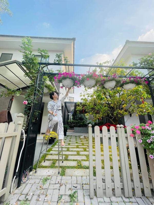 Bên trong biệt thự 20 tỷ của Nhật Kim Anh, hoa trải từ ngõ vào nhà, cây hơn nửa tỷ - 1