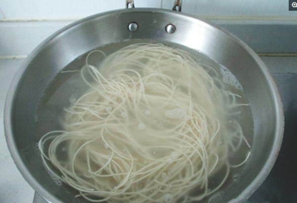 Nấu mì kỵ nhất cho vào nồi nước sôi, làm theo bước này, mì dai ngon không nát - 1