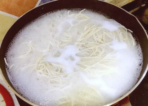 Nấu mì kỵ nhất cho vào nồi nước sôi, làm theo bước này, mì dai ngon không nát - 3
