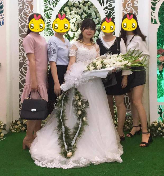 Cô dâu khóc thét, suýt đòi huỷ hôn vì bố bắt cầm thứ này trong lễ cưới - 2