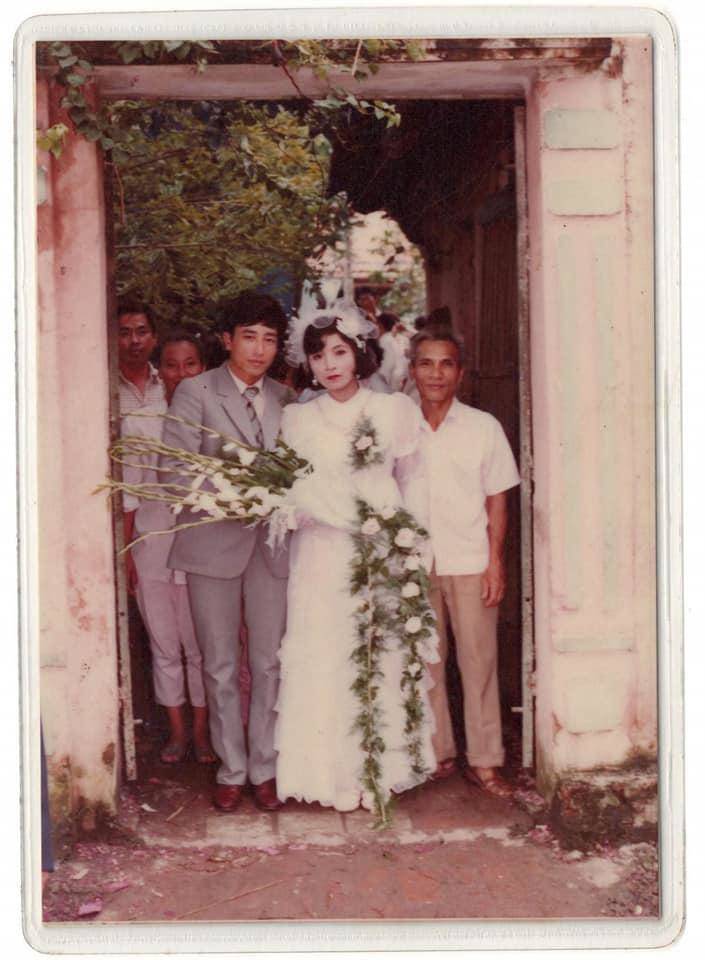 Cô dâu khóc thét, suýt đòi huỷ hôn vì bố bắt cầm thứ này trong lễ cưới - 1