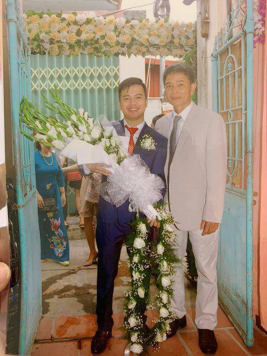 Cô dâu khóc thét, suýt đòi huỷ hôn vì bố bắt cầm thứ này trong lễ cưới - 3