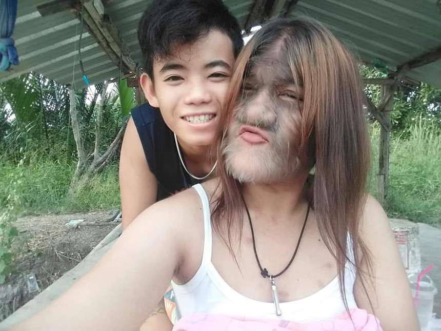 Bất ngờ với dung mạo bạn trai amp;#34;cô bé người sói” từng gây bão MXH - 2