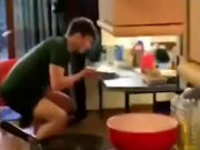 Clip Eva - Nam sinh gây ‘bão’ mạng với kỹ năng lật bánh từ bếp xuống bãi đỗ xe