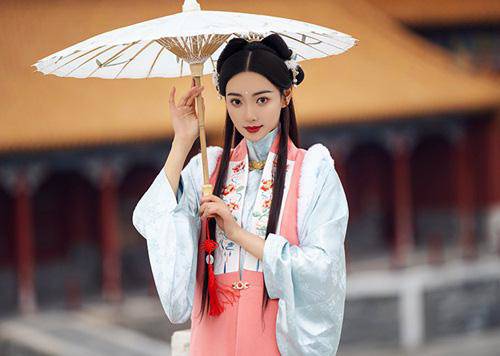 Vị phi tử đẹp như thiên tiên gặp kết thảm vì đi đứng ngang ngược - 1