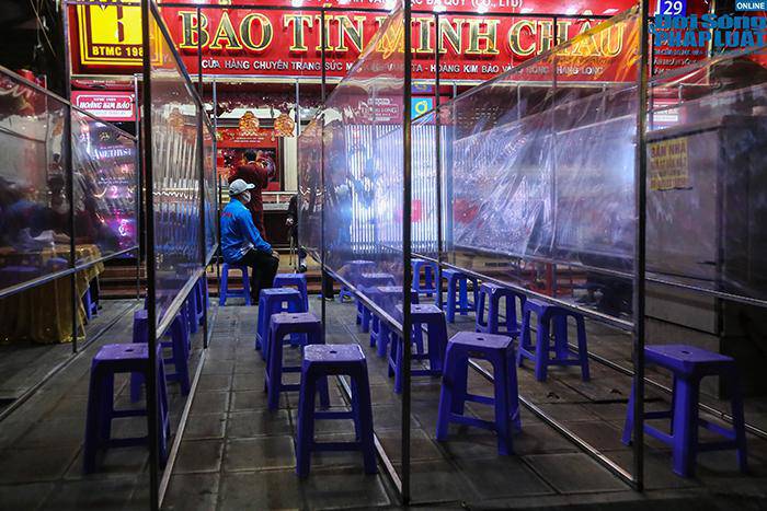 Cảnh tượng amp;#34;kỳ lạ chưa từng cóamp;#34; ở phố vàng Hà Nội trong ngày vía Thần Tài - 1