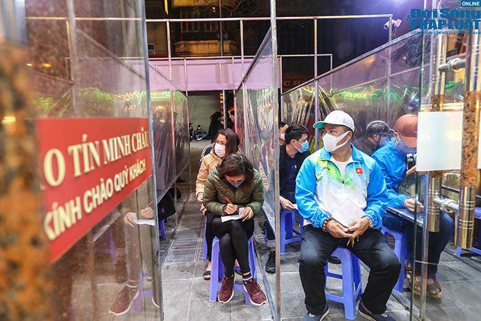 Cảnh tượng amp;#34;kỳ lạ chưa từng cóamp;#34; ở phố vàng Hà Nội trong ngày vía Thần Tài - 3