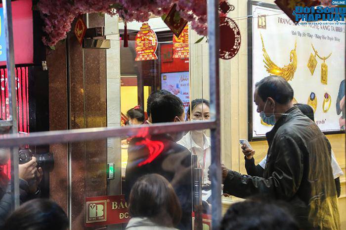 Cảnh tượng amp;#34;kỳ lạ chưa từng cóamp;#34; ở phố vàng Hà Nội trong ngày vía Thần Tài - 6
