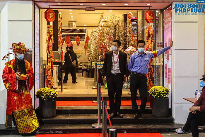 Cảnh tượng amp;#34;kỳ lạ chưa từng cóamp;#34; ở phố vàng Hà Nội trong ngày vía Thần Tài - 8