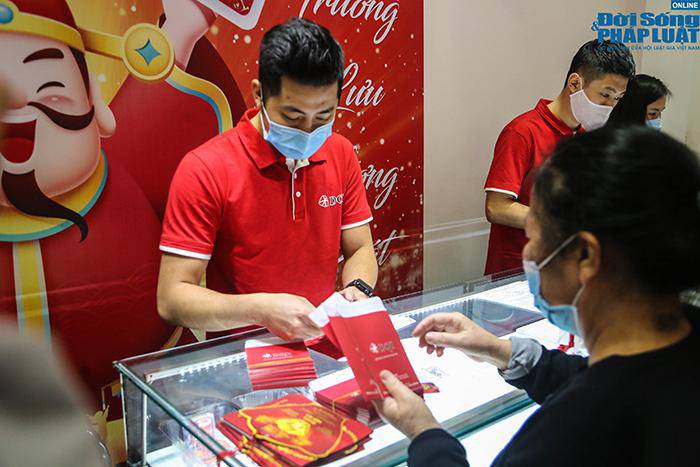 Cảnh tượng amp;#34;kỳ lạ chưa từng cóamp;#34; ở phố vàng Hà Nội trong ngày vía Thần Tài - 10