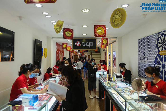 Cảnh tượng amp;#34;kỳ lạ chưa từng cóamp;#34; ở phố vàng Hà Nội trong ngày vía Thần Tài - 9