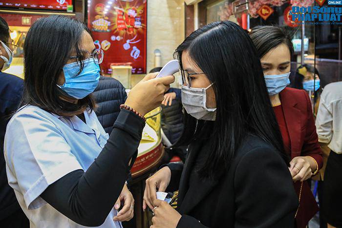 Cảnh tượng amp;#34;kỳ lạ chưa từng cóamp;#34; ở phố vàng Hà Nội trong ngày vía Thần Tài - 11