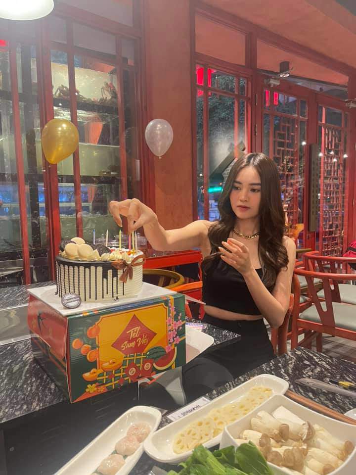 Lan Ngọc cũng bị dính amp;#34;lời nguyền bánh chưngamp;#34; khi vòng eo 54cm có thêm ngấn mỡ - 1