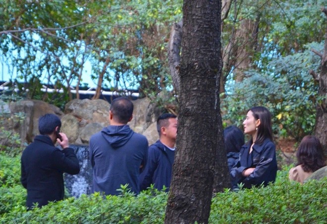 amp;#34;Lệnh Hồ Xungamp;#34; Lý Á Bằng: Đi chúc Tết cùng bạn gái trẻ, xấp xỉ tuổi bố vợ tương lai - 1