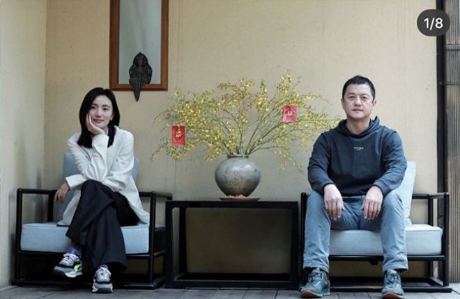 amp;#34;Lệnh Hồ Xungamp;#34; Lý Á Bằng: Đi chúc Tết cùng bạn gái trẻ, xấp xỉ tuổi bố vợ tương lai - 2