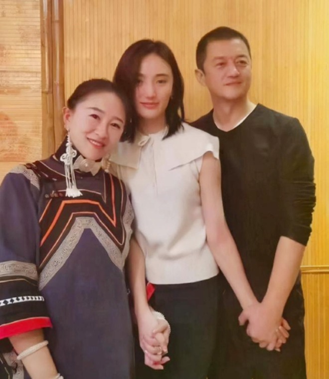 amp;#34;Lệnh Hồ Xungamp;#34; Lý Á Bằng: Đi chúc Tết cùng bạn gái trẻ, xấp xỉ tuổi bố vợ tương lai - 8