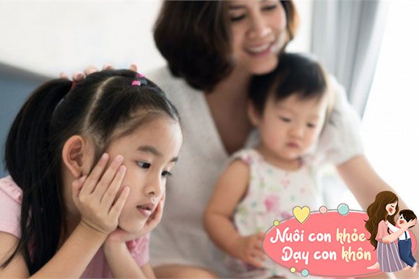 “Mẹ chỉ yêu em, không yêu con nữa”: Khi con có thêm em, mẹ cần làm ngay những việc này - 3