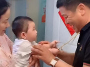 Làm mẹ - Bé trai nắm chặt vòng vàng trên cổ ông không chịu buông, dân tình thích thú Ngày Thần Tài