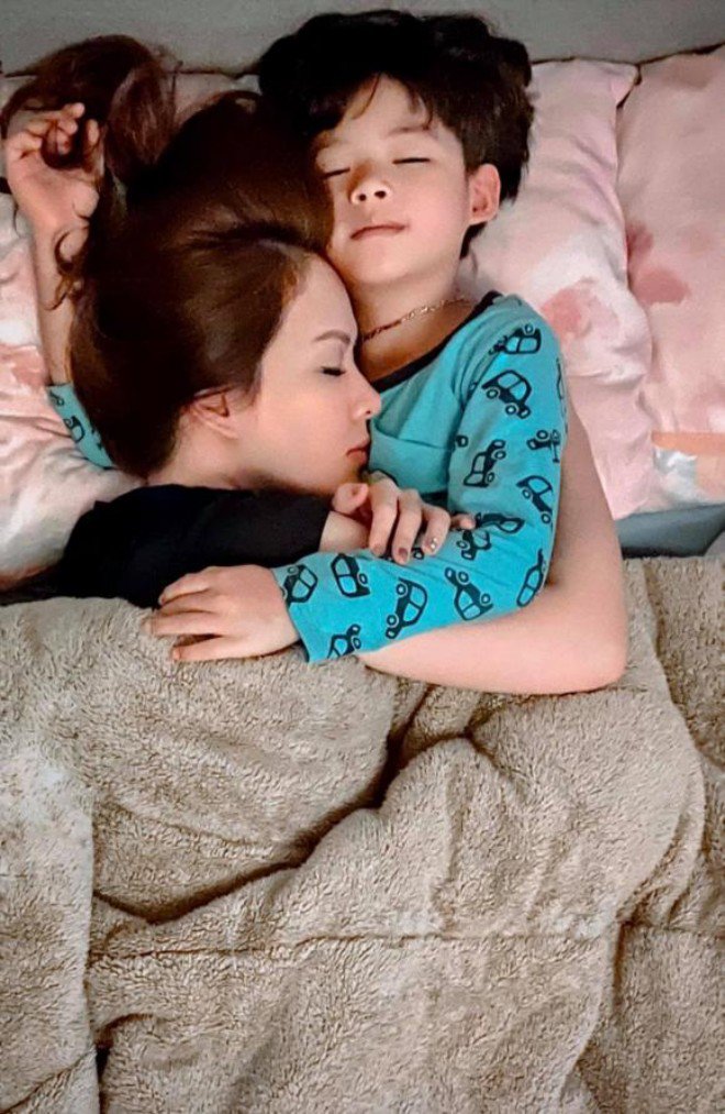 Sao Việt 24h: Hồ Ngọc Hà đẹp amp;#34;mướt mắtamp;#34; bên chồng con, dàn sao tấp nập vào khen - 10