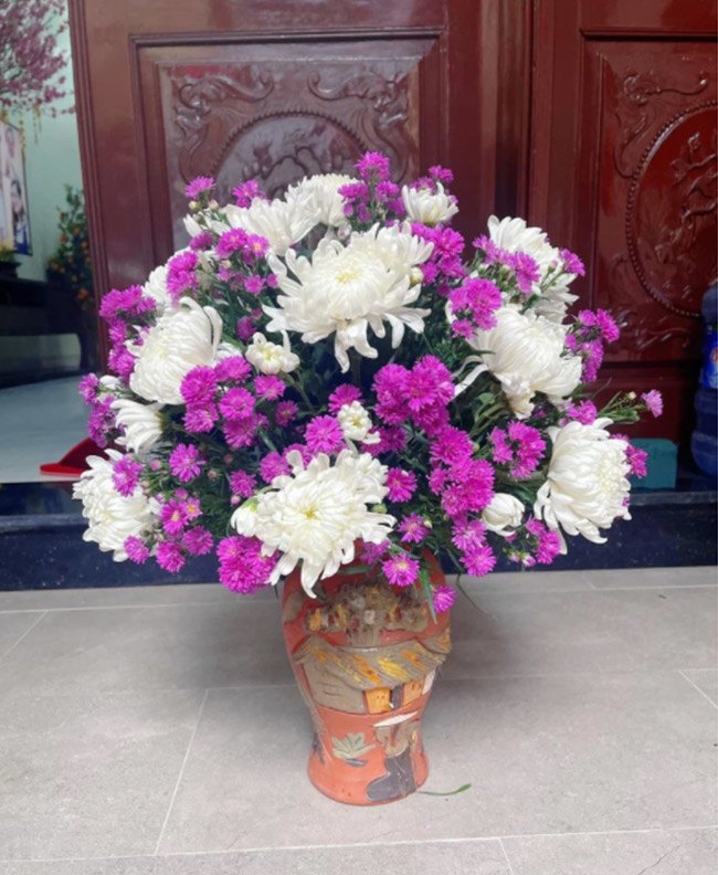 Giá hoa tươi rẻ chưa từng có, chị em lao vào “giải cứu”, có bình siêu đẹp chỉ 10.000 đồng - 1