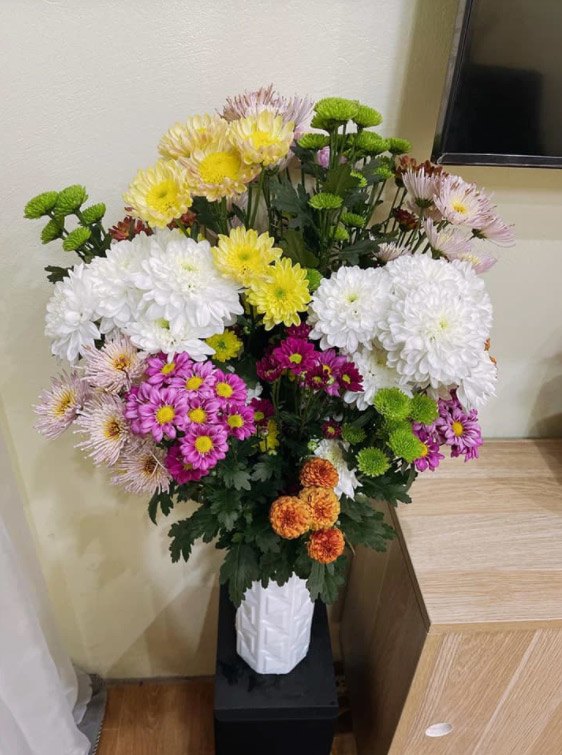 Giá hoa tươi rẻ chưa từng có, chị em lao vào “giải cứu”, có bình siêu đẹp chỉ 10.000 đồng - 2