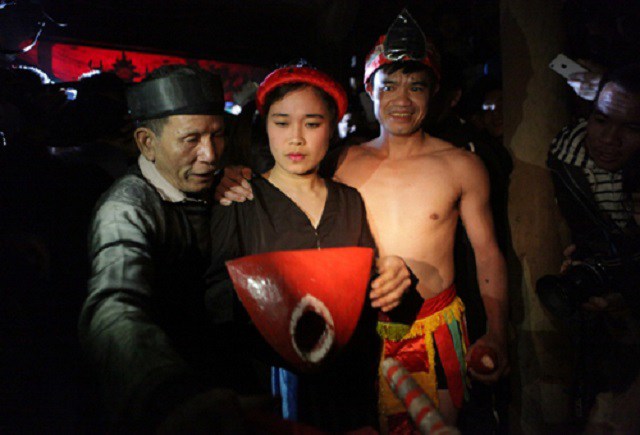 Vợ chồng anh Chiến, chị Huyền được lựa chọn để làm lễ Mật trong năm 2021.