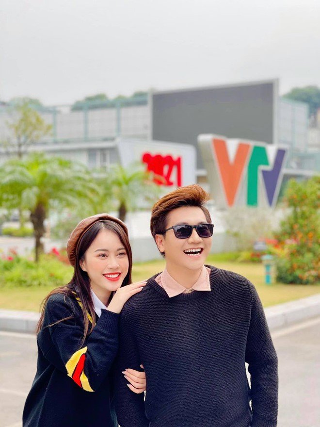 MC VTV sau Tết: Hoài Anh - Mai Ngọc rực rỡ ở đài, Minh Hà khoe dáng amp;#34;nuộtamp;#34; bên biển - 9