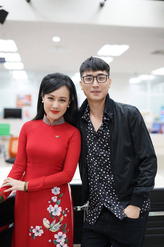 MC VTV sau Tết: Hoài Anh - Mai Ngọc rực rỡ ở đài, Minh Hà khoe dáng amp;#34;nuộtamp;#34; bên biển - 2