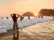 Xem ăn chơi - Du khách ùn ùn kéo đến bãi biển khỏa thân sau tháng ngày cách ly vì Covid-19