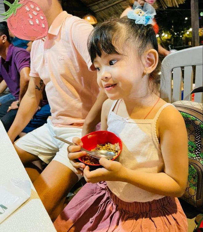 Sao Việt 24h: Ưng Hoàng Phúc tung clip vợ qua camera thường, nhan sắc mẹ 3 con gây trầm trồ - 10