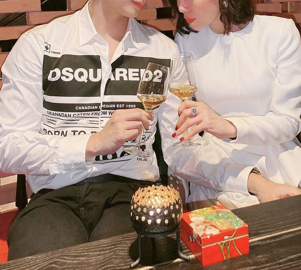 Những điểm khiến nhiều người cho rằng Lệ Quyên đang sống chung nhà với amp;#34;tình trẻamp;#34; kém 12 tuổi - 11