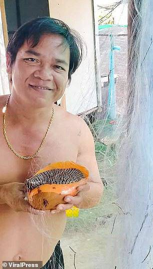 amp;#34;Trúng số độc đắcamp;#34; đầu năm khi đang ăn ốc luộc thì cắn trúng viên ngọc trai màu cam Melo giá chục tỉ - 1