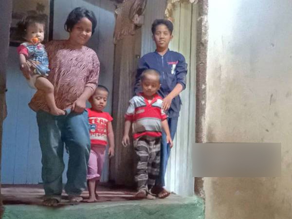 Bố mẹ vướng vào tù tội, bé gái mới 11 tuổi đã phải thay mẹ nuôi 4 anh em - 1