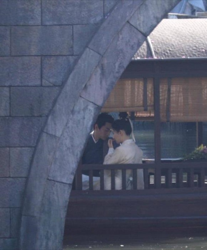 Chồng ôm hôn Lưu Diệc Phi, dân mạng tò mò thái độ của amp;#34;Tiểu Long Nữamp;#34; Trần Nghiên Hy - 1