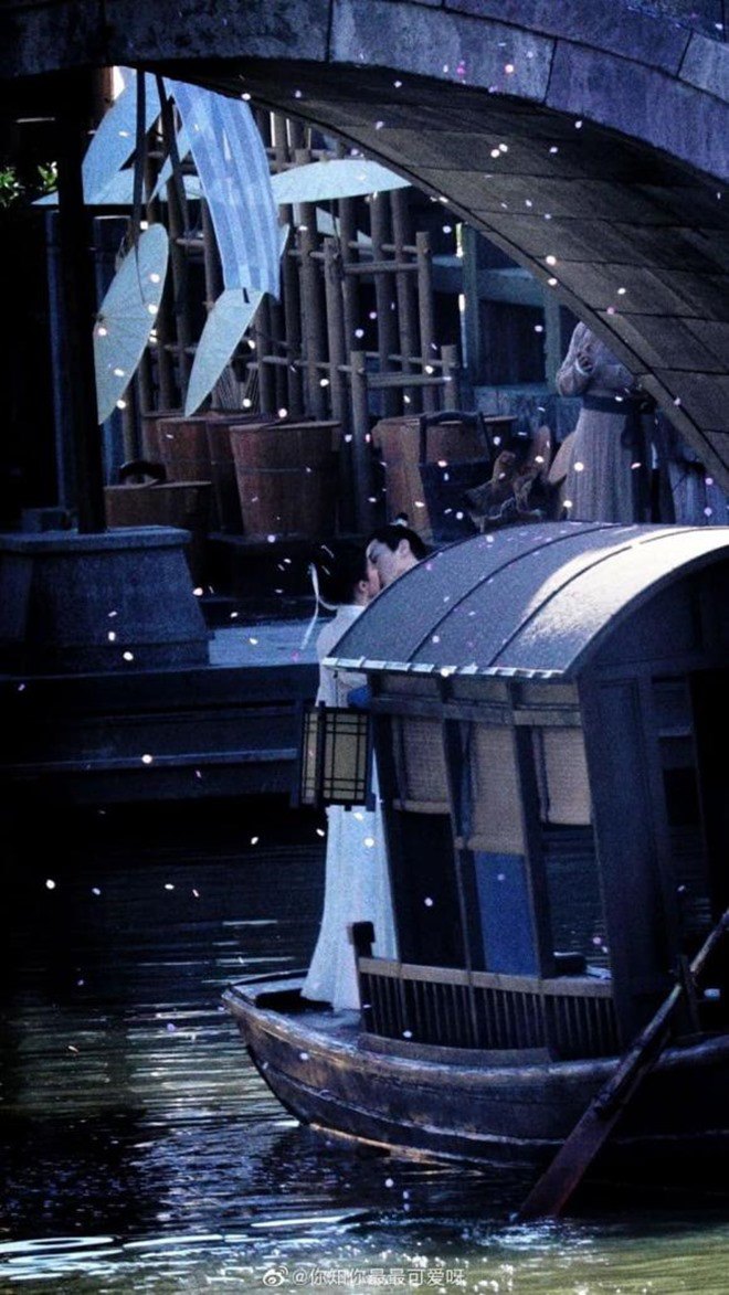 Chồng ôm hôn Lưu Diệc Phi, dân mạng tò mò thái độ của amp;#34;Tiểu Long Nữamp;#34; Trần Nghiên Hy - 3