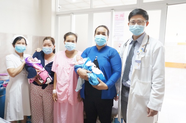 Không khám thai thường xuyên, mẹ Sài Gòn mang song thai đẻ rơi một con tại nhà - 3