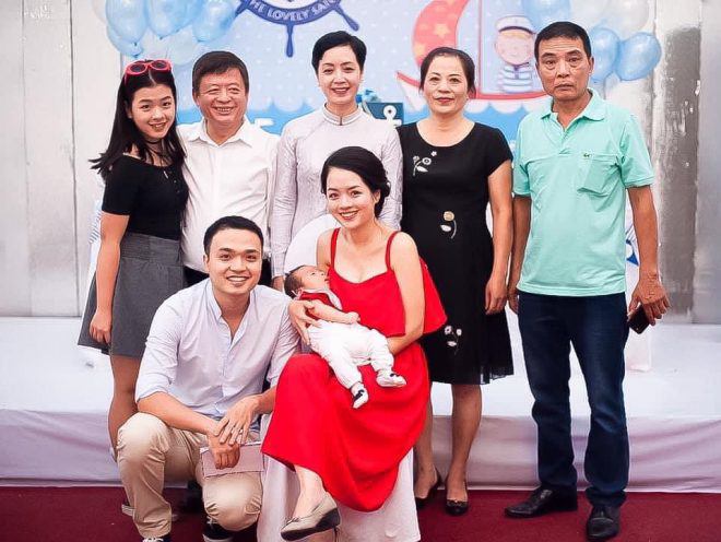 Sao Việt 24h: Hậu xa nhau, Lệ Quyên đưa con trai đi du xuân muộn, gặp amp;#34;nhân vật quyền lựcamp;#34; - 9