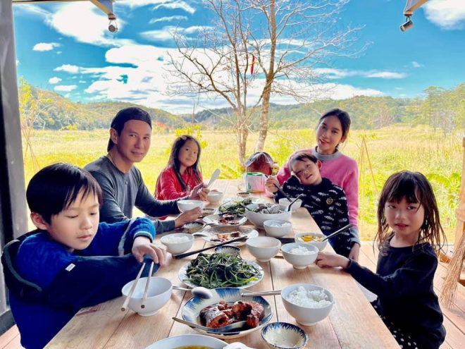 Sao Việt 24h: Hậu xa nhau, Lệ Quyên đưa con trai đi du xuân muộn, gặp amp;#34;nhân vật quyền lựcamp;#34; - 7