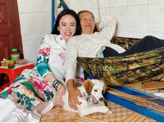 Sao Việt 24h: Hậu xa nhau, Lệ Quyên đưa con trai đi du xuân muộn, gặp amp;#34;nhân vật quyền lựcamp;#34; - 15