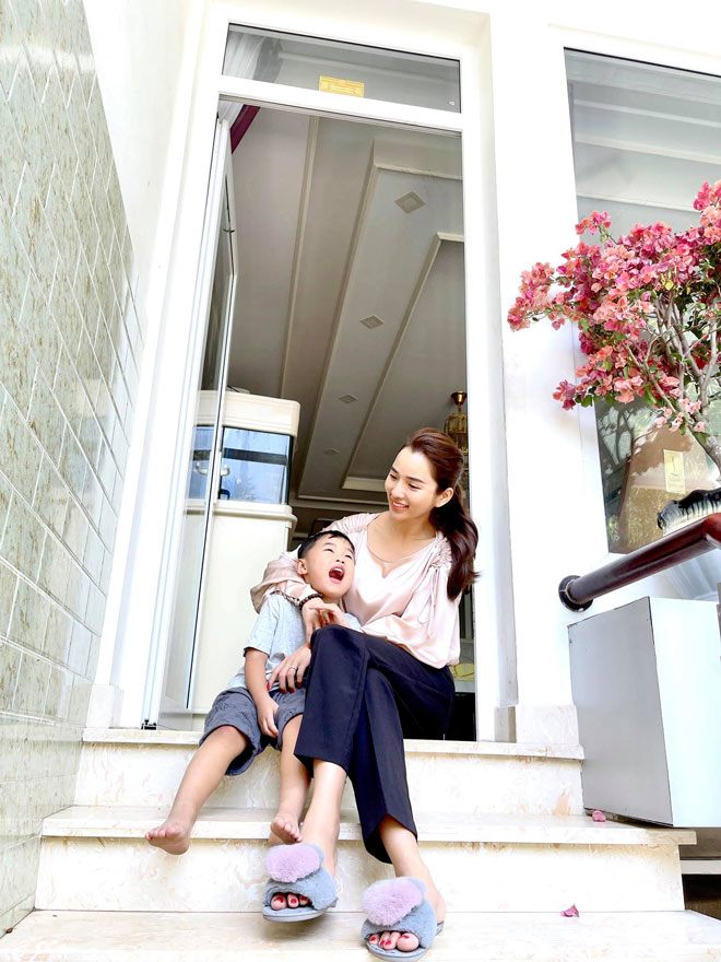 Sao Việt 24h: Ưng Hoàng Phúc tung clip vợ qua camera thường, nhan sắc mẹ 3 con gây trầm trồ - 5