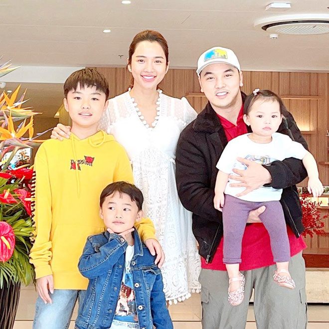 Sao Việt 24h: Ưng Hoàng Phúc tung clip vợ qua camera thường, nhan sắc mẹ 3 con gây trầm trồ - 8