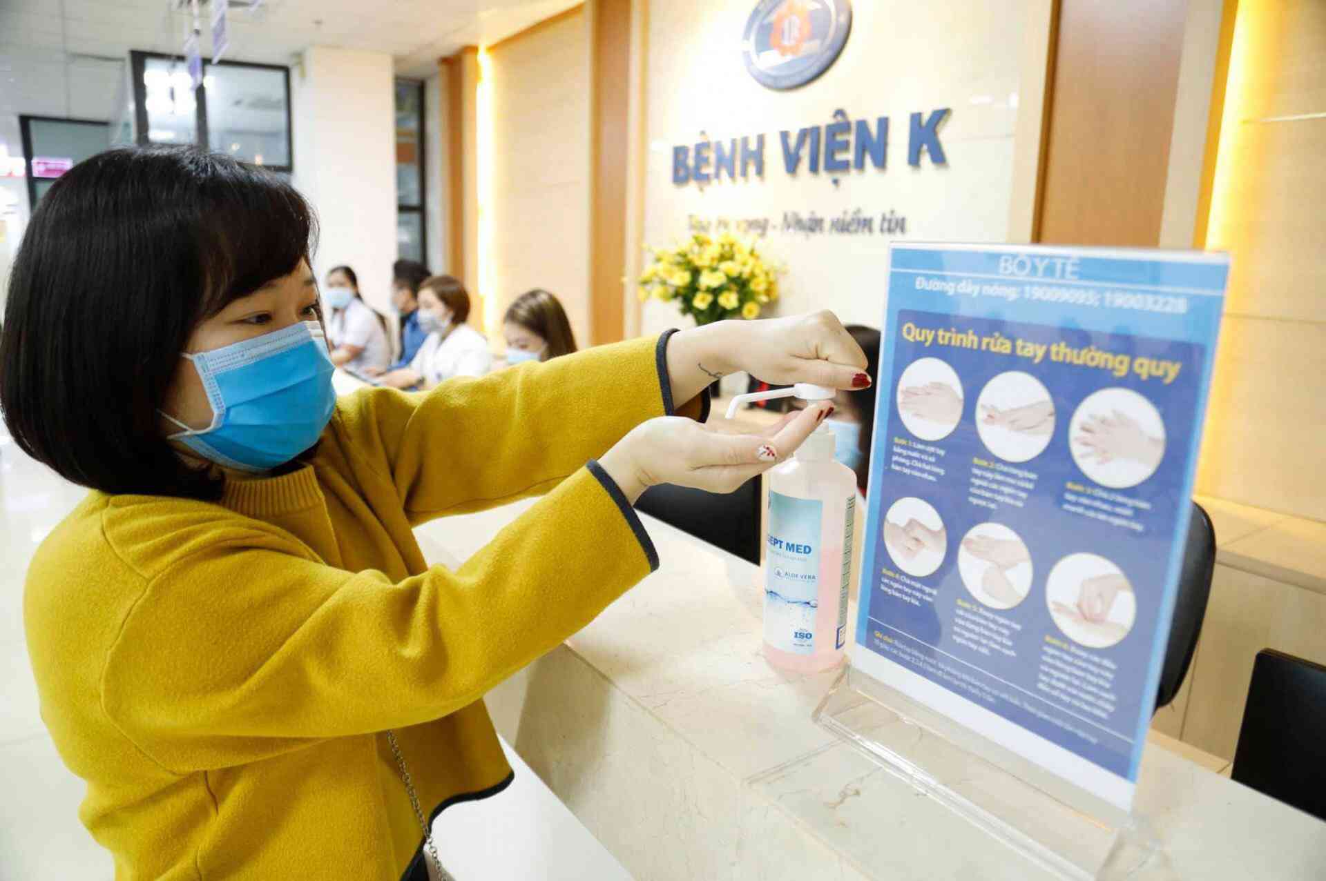 Cập nhật COVID-19 ngày 24/2: Lô vắc xin COVID-19 đầu tiên về Việt Nam tại sân bay Tân Sơn Nhất - 6