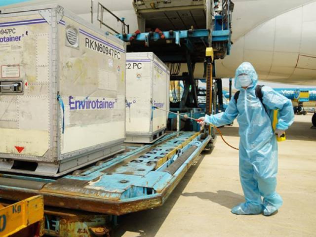 Cập nhật COVID-19 ngày 24/2: Lô vắc xin COVID-19 đầu tiên về Việt Nam tại sân bay Tân Sơn Nhất