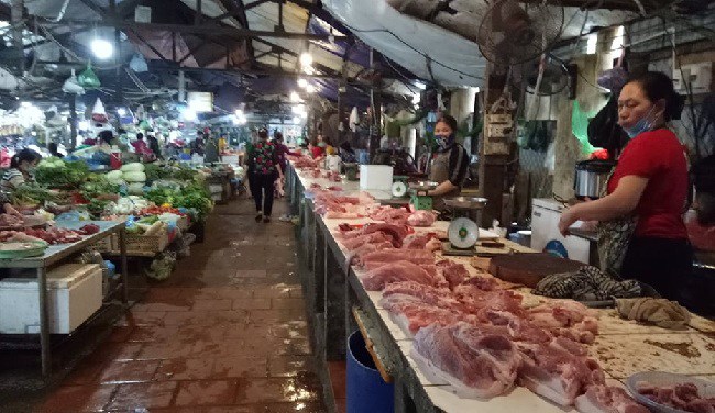 Nhiều tiểu thương khác tại quầy thịt cũng than ế ẩm