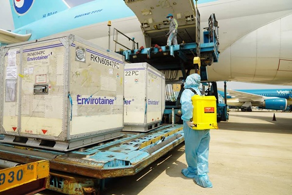 Cập nhật COVID-19 ngày 24/2: Lô vắc xin COVID-19 đầu tiên về Việt Nam tại sân bay Tân Sơn Nhất - 4